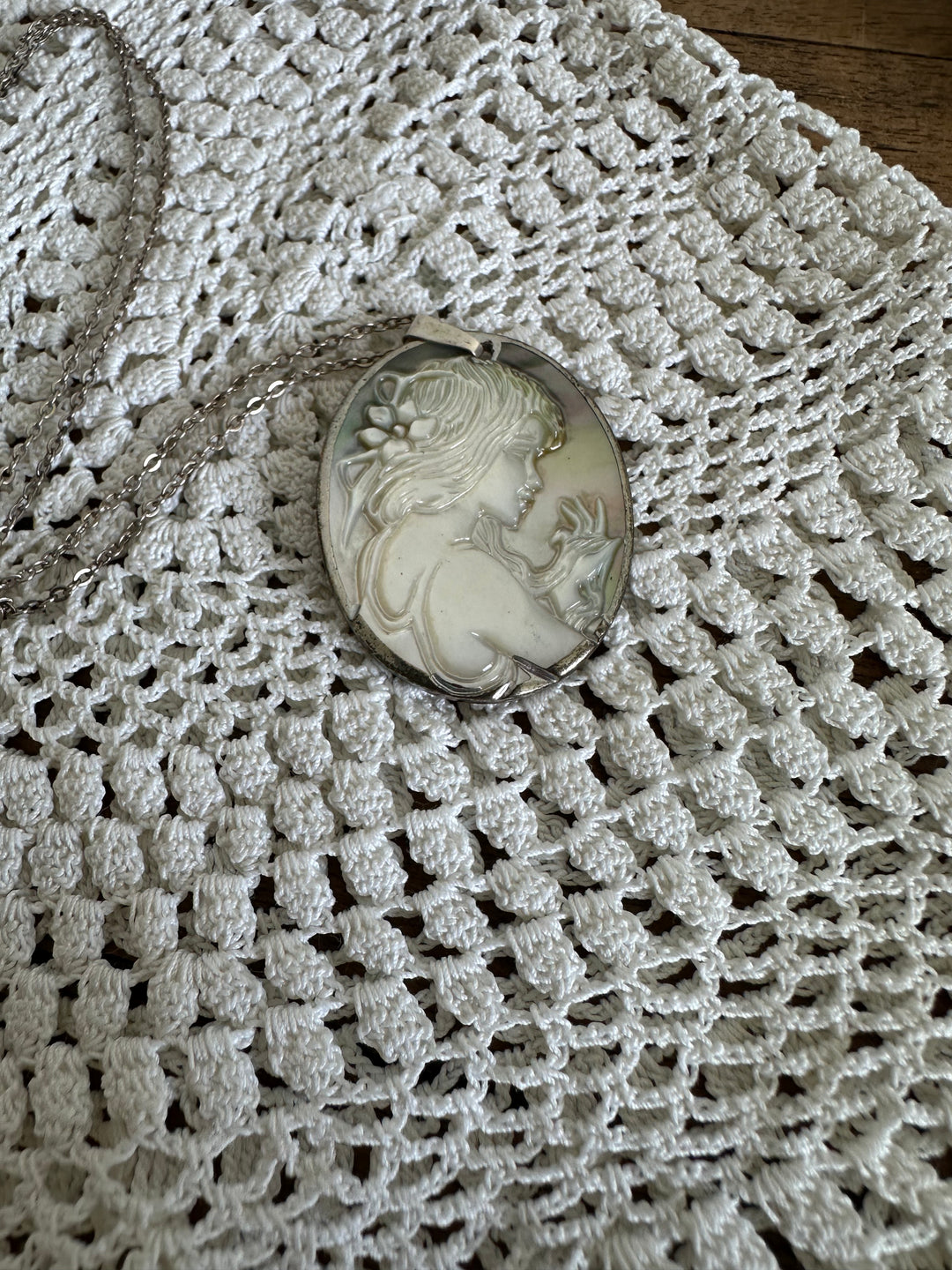 Médaillon collier en nacre et argent portrait jeune femme