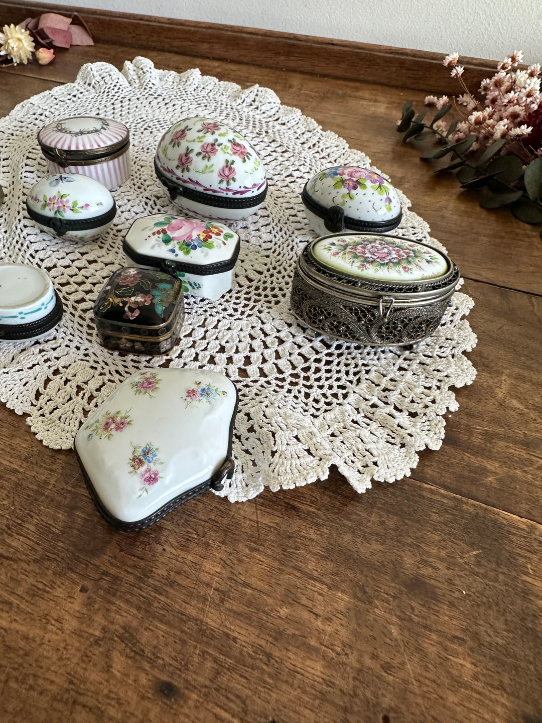 Ensemble de piluliers en porcelaine début XX ème