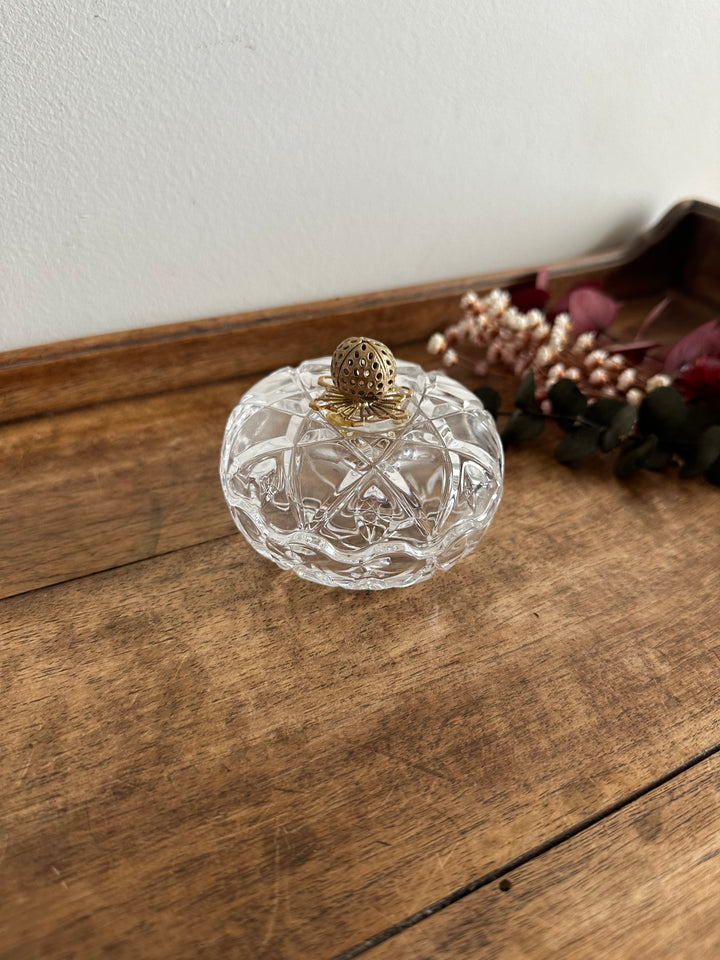 Bonbonnière en cristal surmontée d'une petite fraise