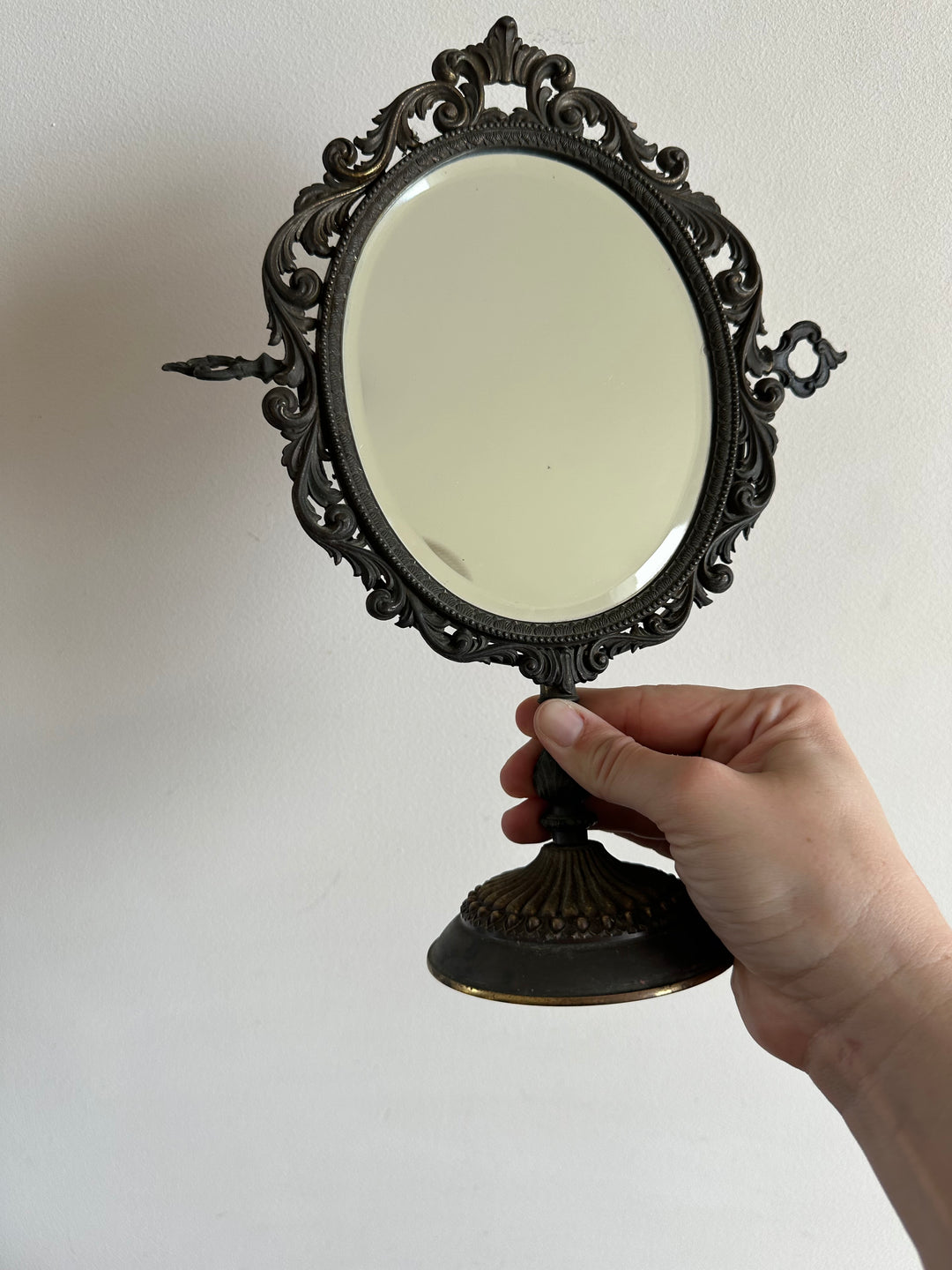 Miroir psyché biseauté en laiton sur pied en bronze