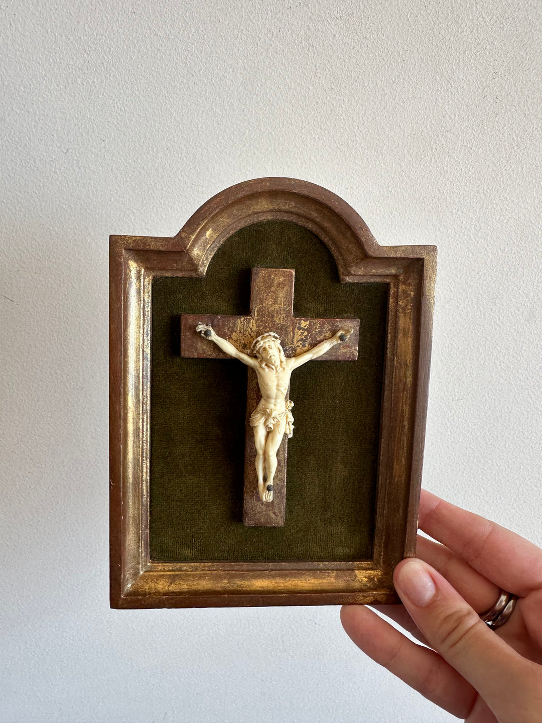 Crucifix en bois doré encadrement mordoré années 30