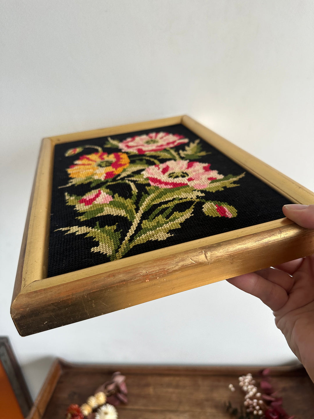 Broderie au point de croix motifs fleurs roses et oranges