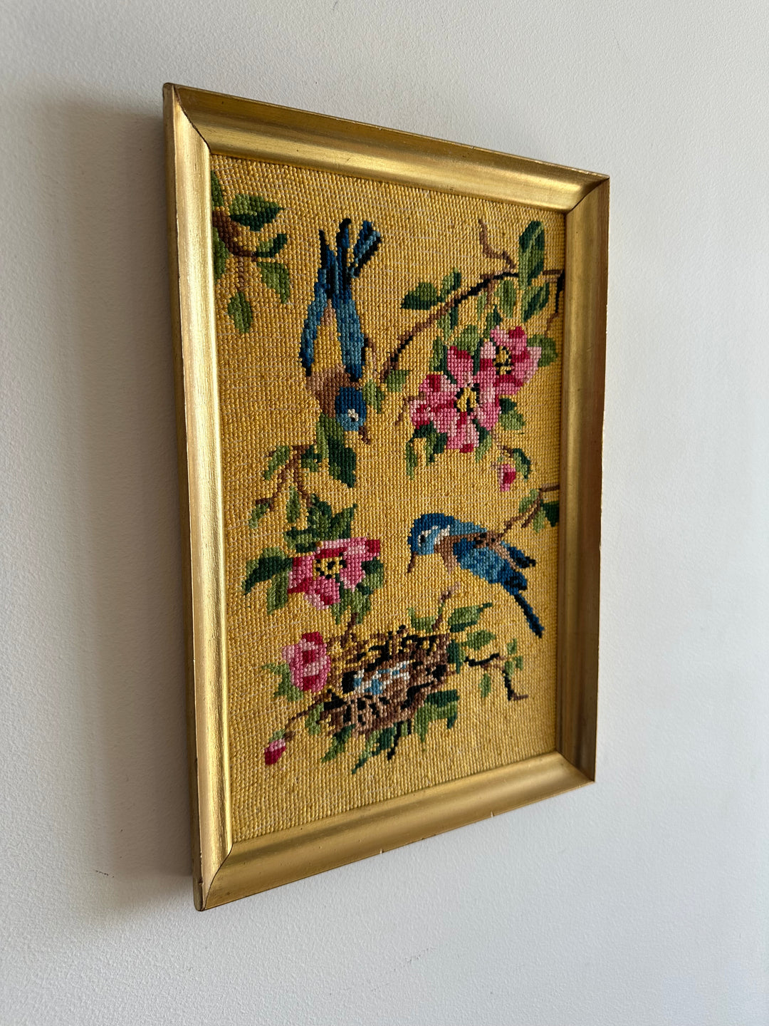 Broderie oiseaux sur fond jaune