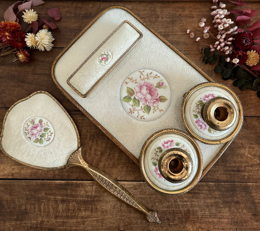 Ensemble de toilette en laiton repoussé et dentelle fleurie années 50