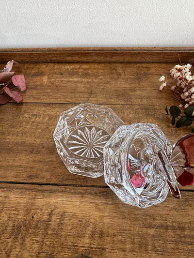 Bonbonnière en cristal de bohème surmontée d'un papillon rose