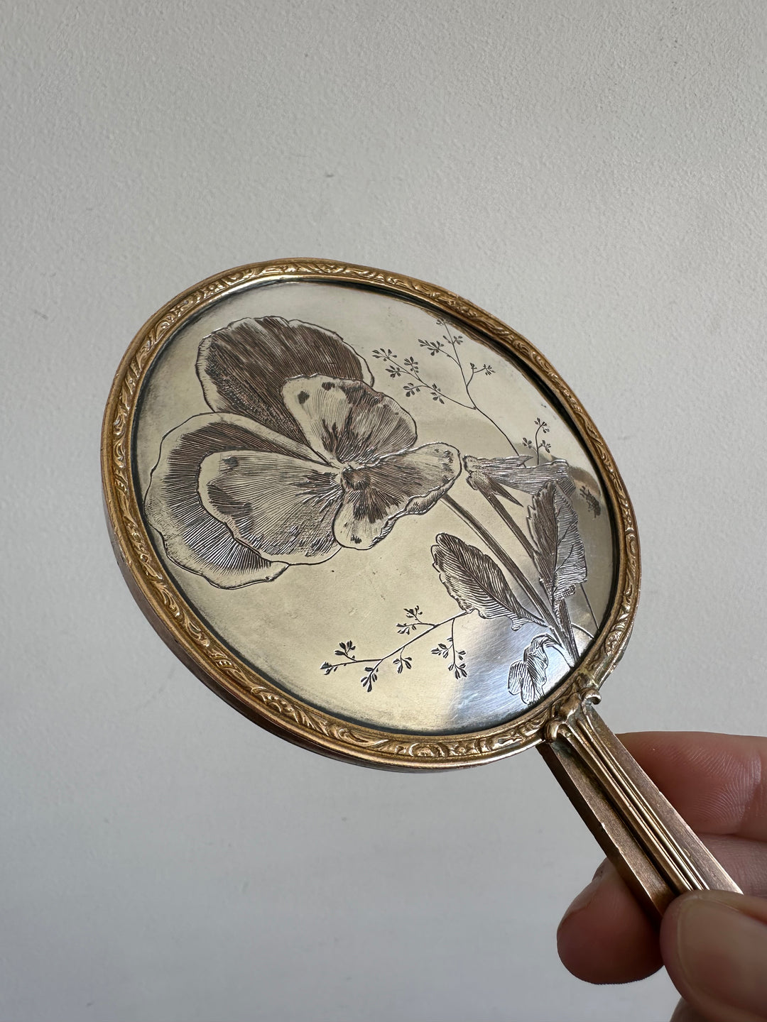 Miroir à main Art Nouveau en bronze et métal argenté