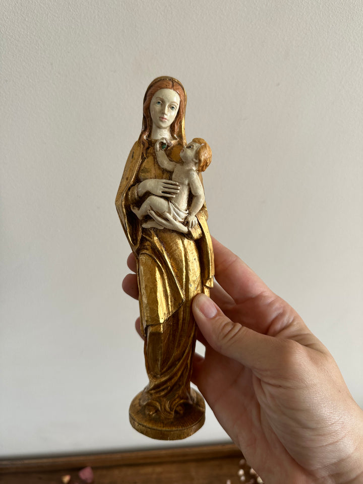 Statuette de la vierge et l'enfant en résine dorée peinte à la main