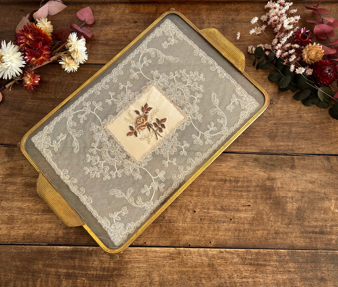 Plateau sur pied broderie sous verre cerclée de laiton