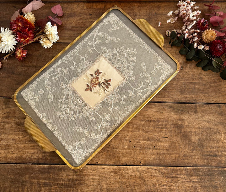 Plateau sur pied broderie sous verre cerclée de laiton