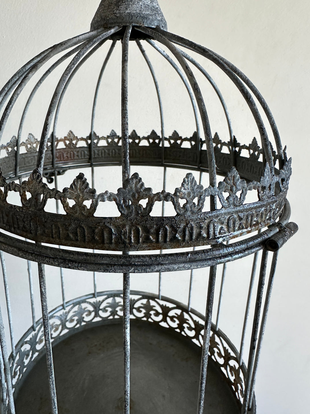 Cage ronde en métal travaillé