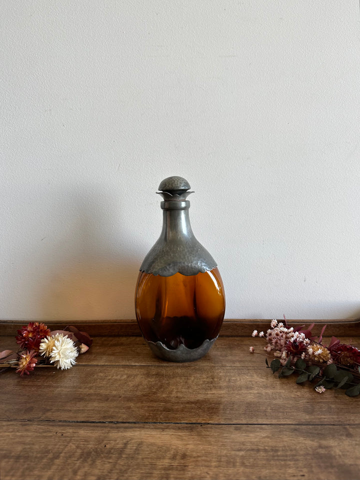 Bouteille en verre ambré décorée d'étain