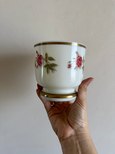 Cache-pot en opaline blanche motifs roses rouges