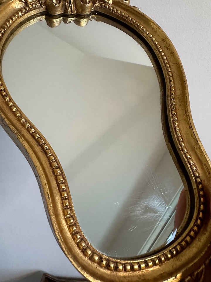 Miroir en bois et stuc fronton fleur doré à la feuille