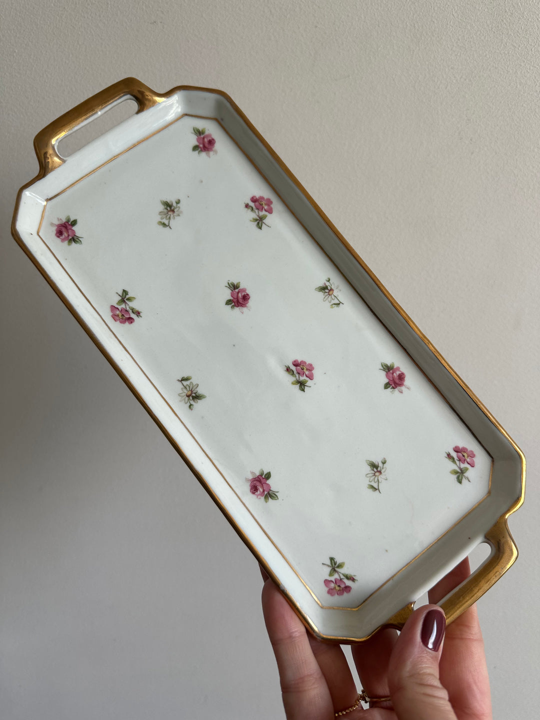 Plateaux de service en porcelaine petites fleurs roses années 50 signés Denbac