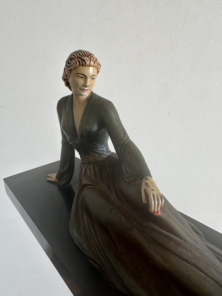 Statuette jeune femme allongée sur le coté en robe longue