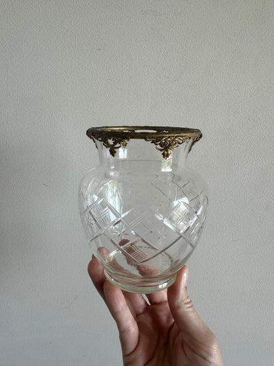 Vase en cristal cerclé de métal doré