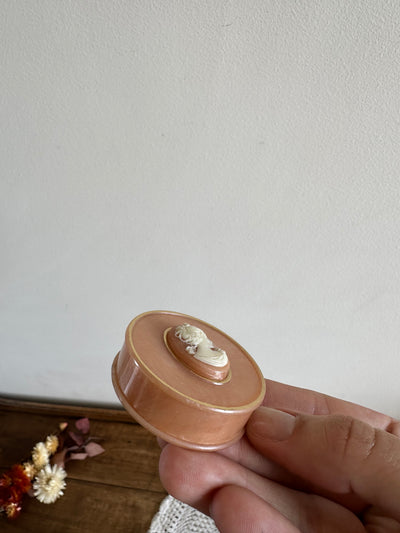 Pilulier en plastique rose bonbon camée