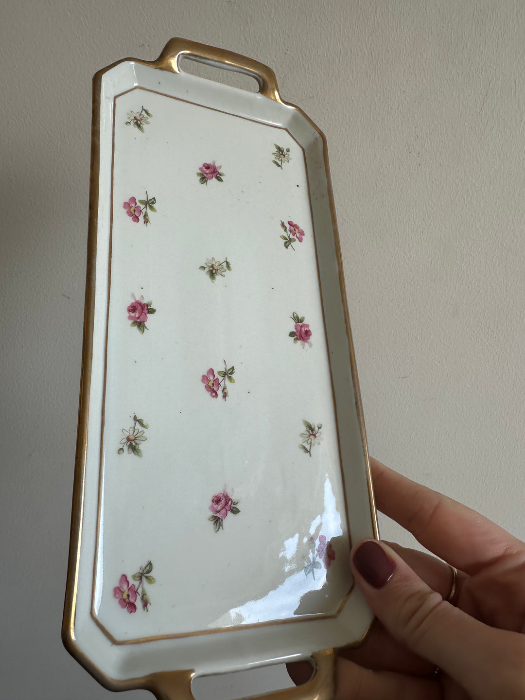 Plateaux de service en porcelaine petites fleurs roses années 50 signés Denbac