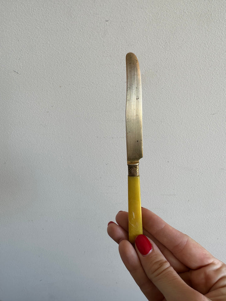 Couverts à dessert en bakélite jaune et laiton