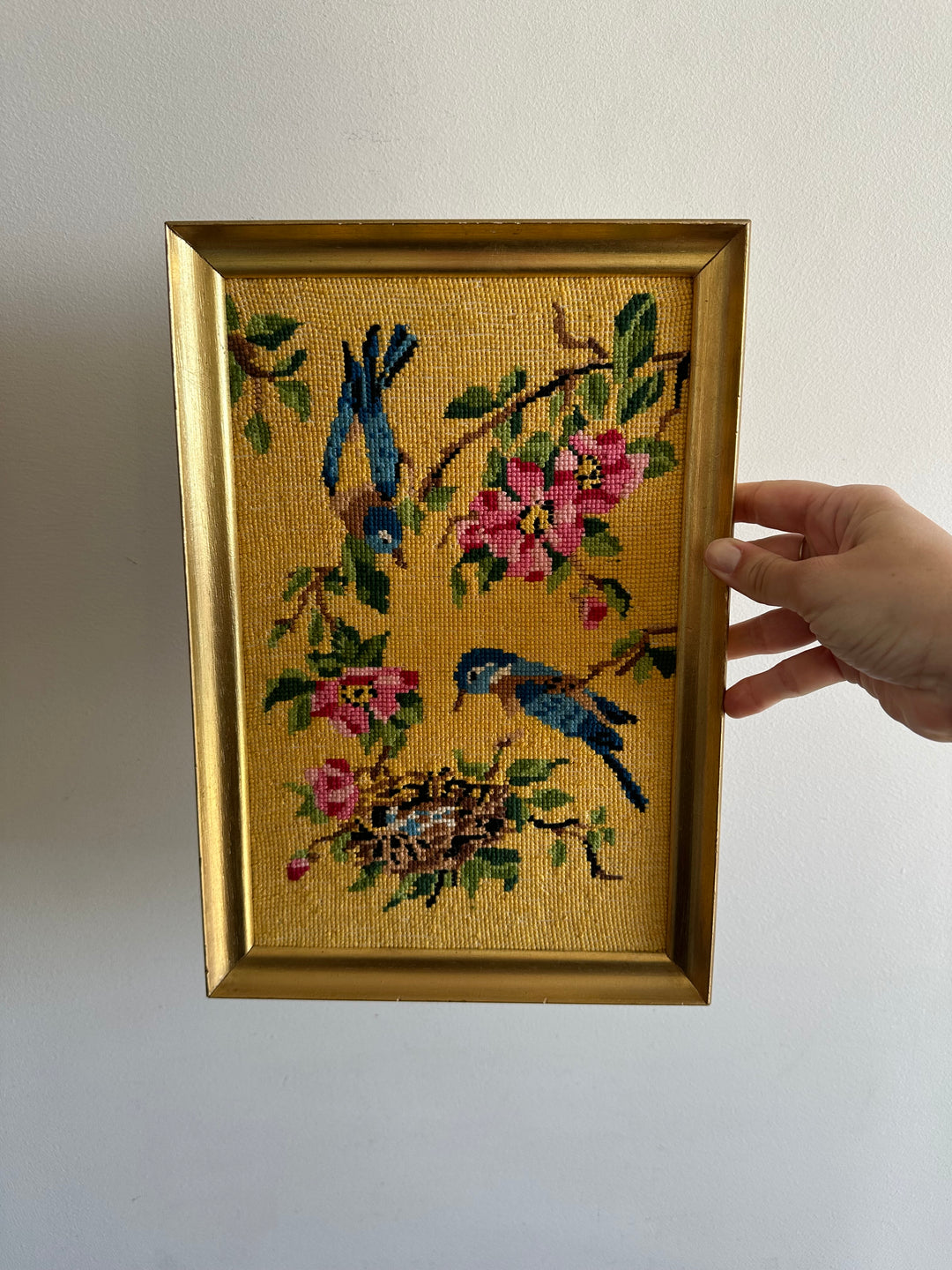 Broderie oiseaux sur fond jaune