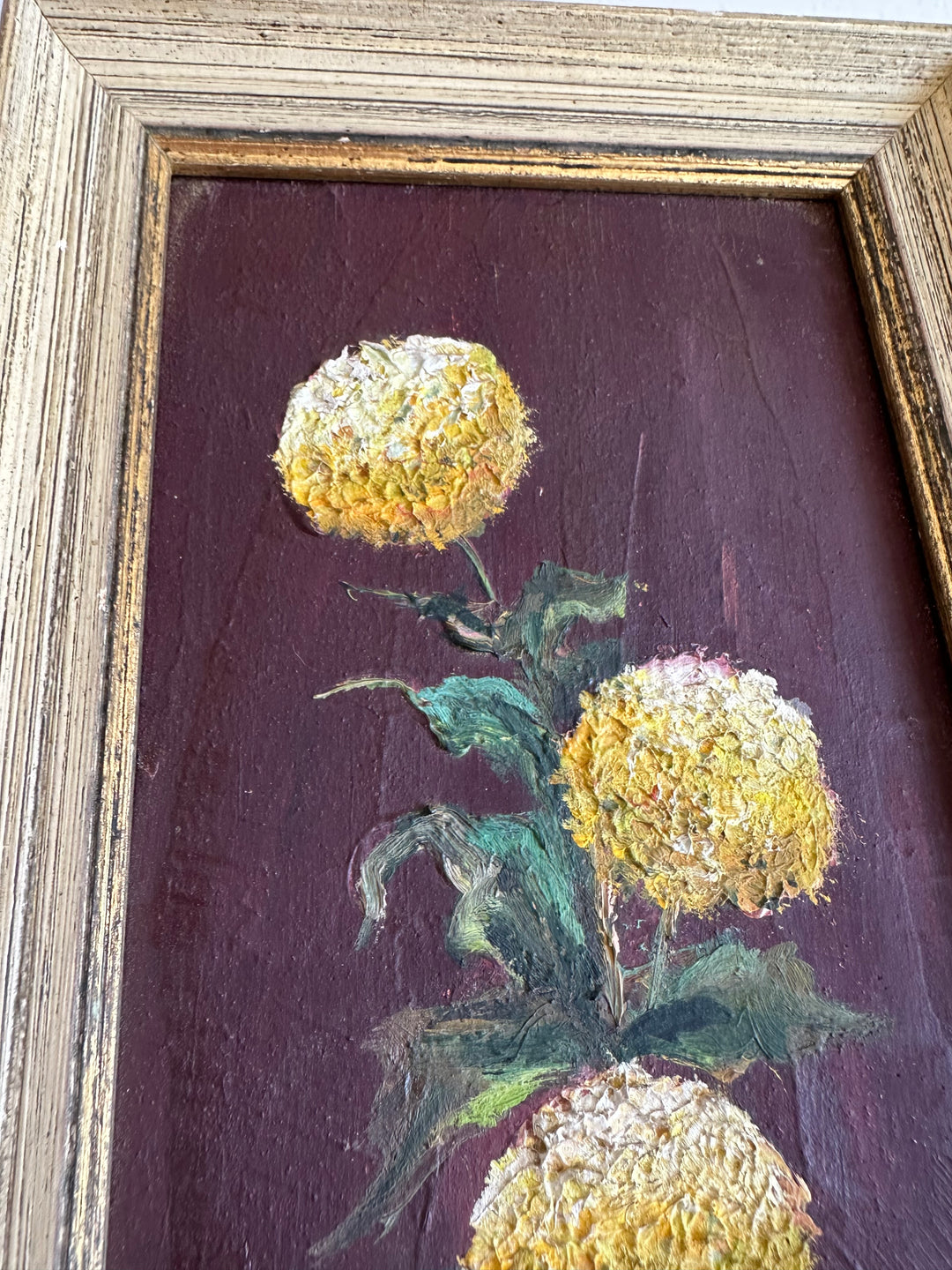 Peinture à l'huile signée dahlias jaune vase bleu