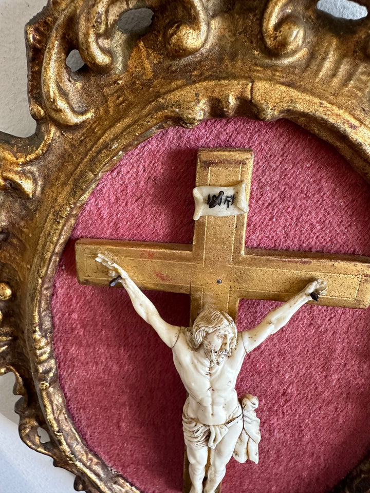 Crucifix en ivoire et bois encadré sur velours rose 19 eme