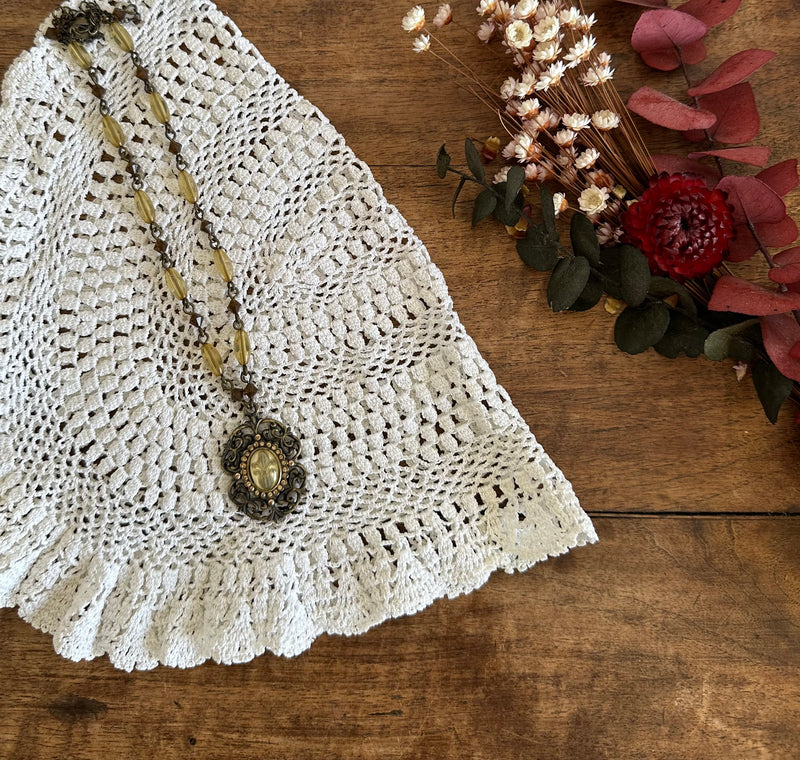 Collier médaillon en laiton et perles ambrées