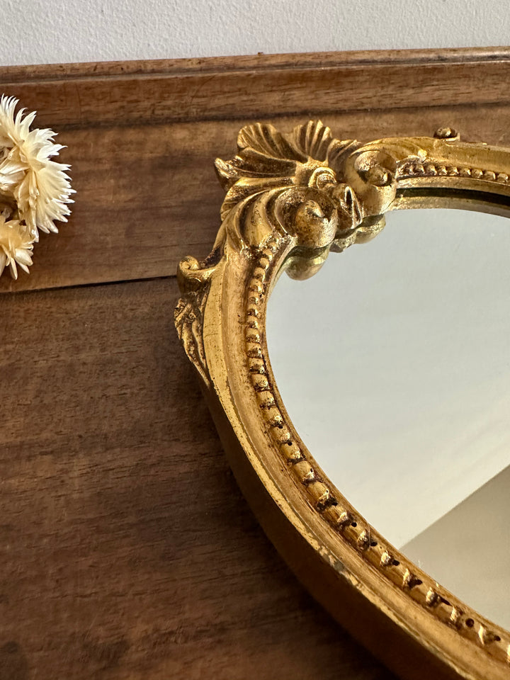 Miroir en bois et stuc fronton fleur doré à la feuille