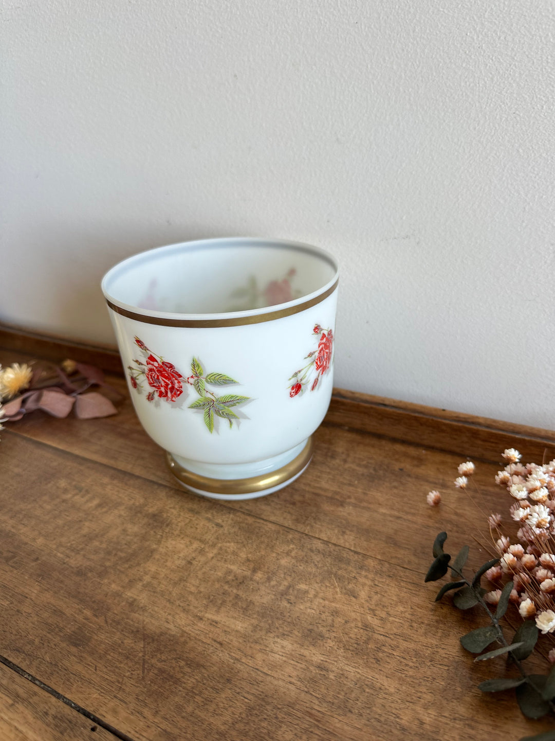 Cache-pot en opaline blanche motifs roses rouges