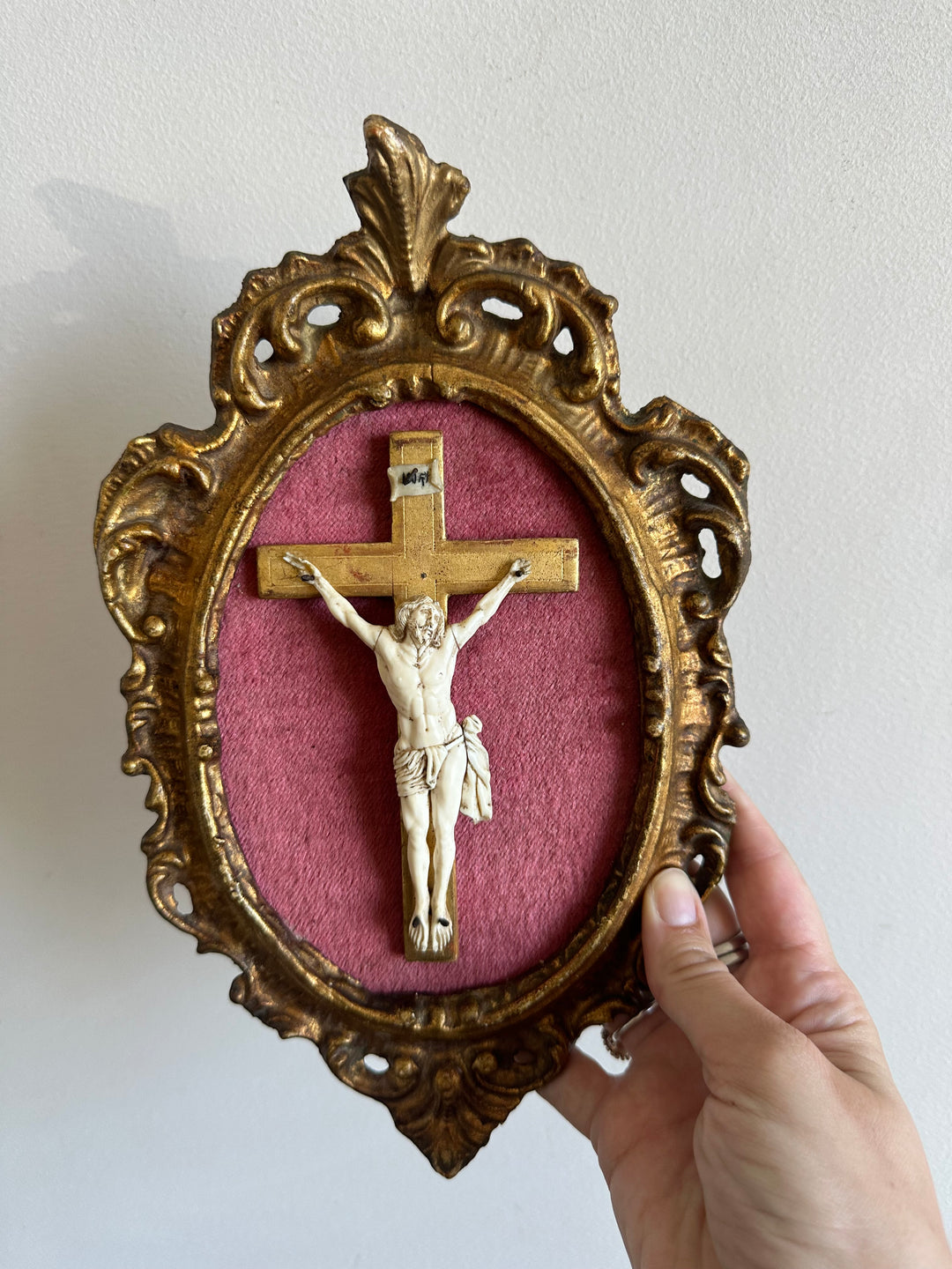 Crucifix en ivoire et bois encadré sur velours rose 19 eme