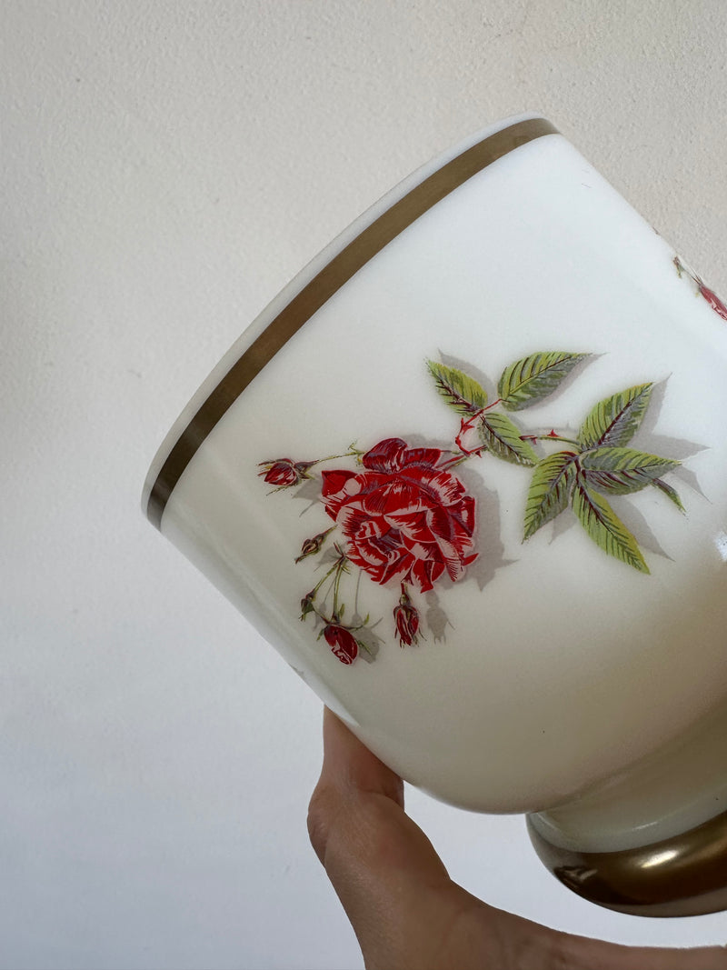 Cache-pot en opaline blanche motifs roses rouges