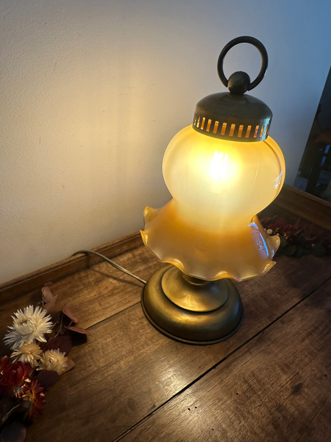 Lampe de table en laiton et opaline ton ambre