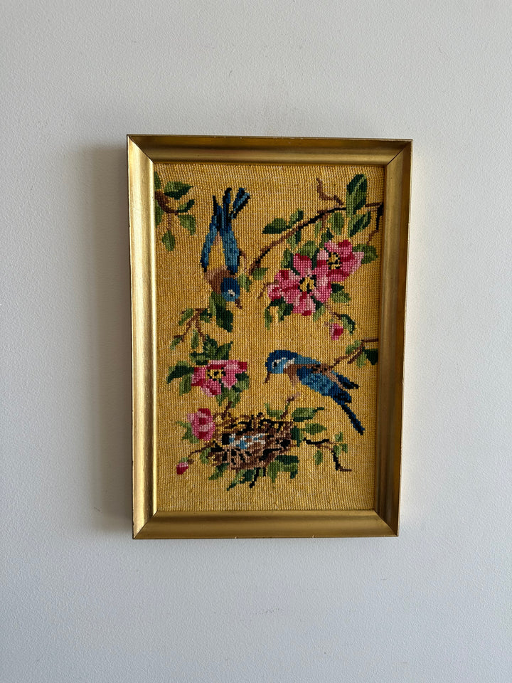 Broderie oiseaux sur fond jaune