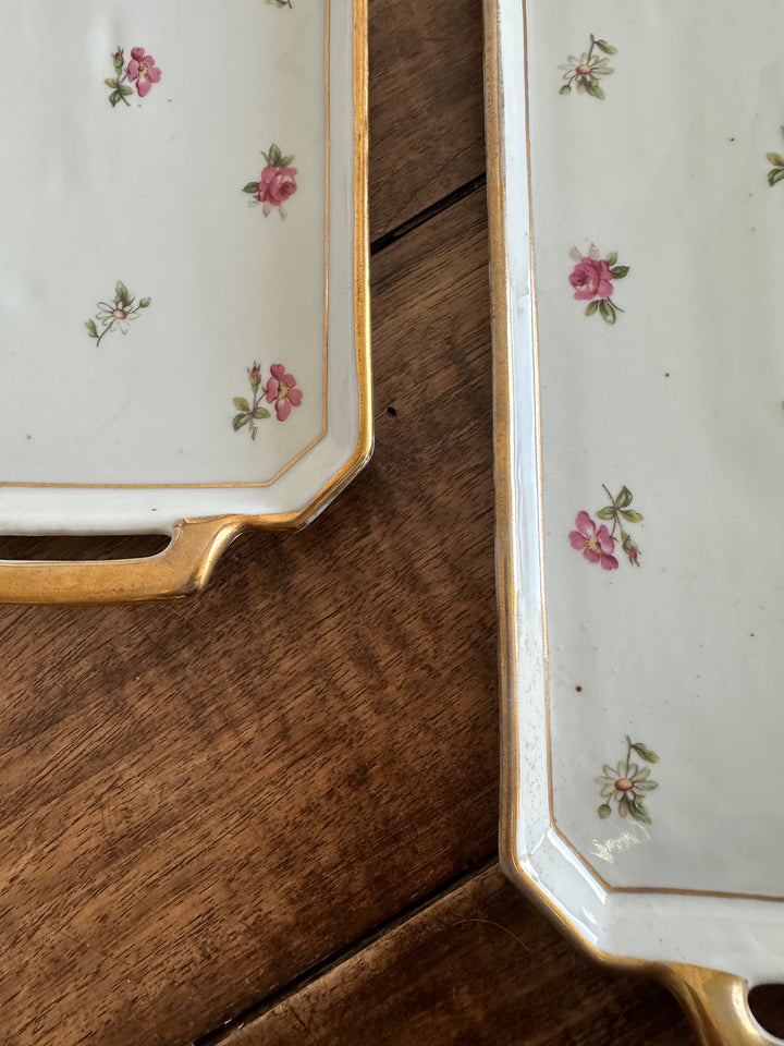 Plateaux de service en porcelaine petites fleurs roses années 50 signés Denbac