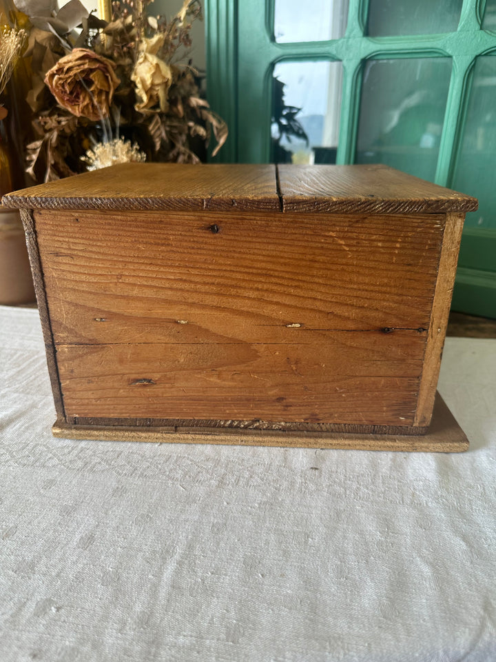 Boite de rangement artisanale en bois 1950