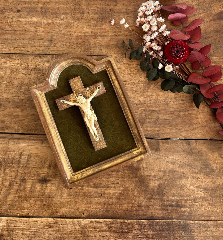 Crucifix en bois doré encadrement mordoré années 30