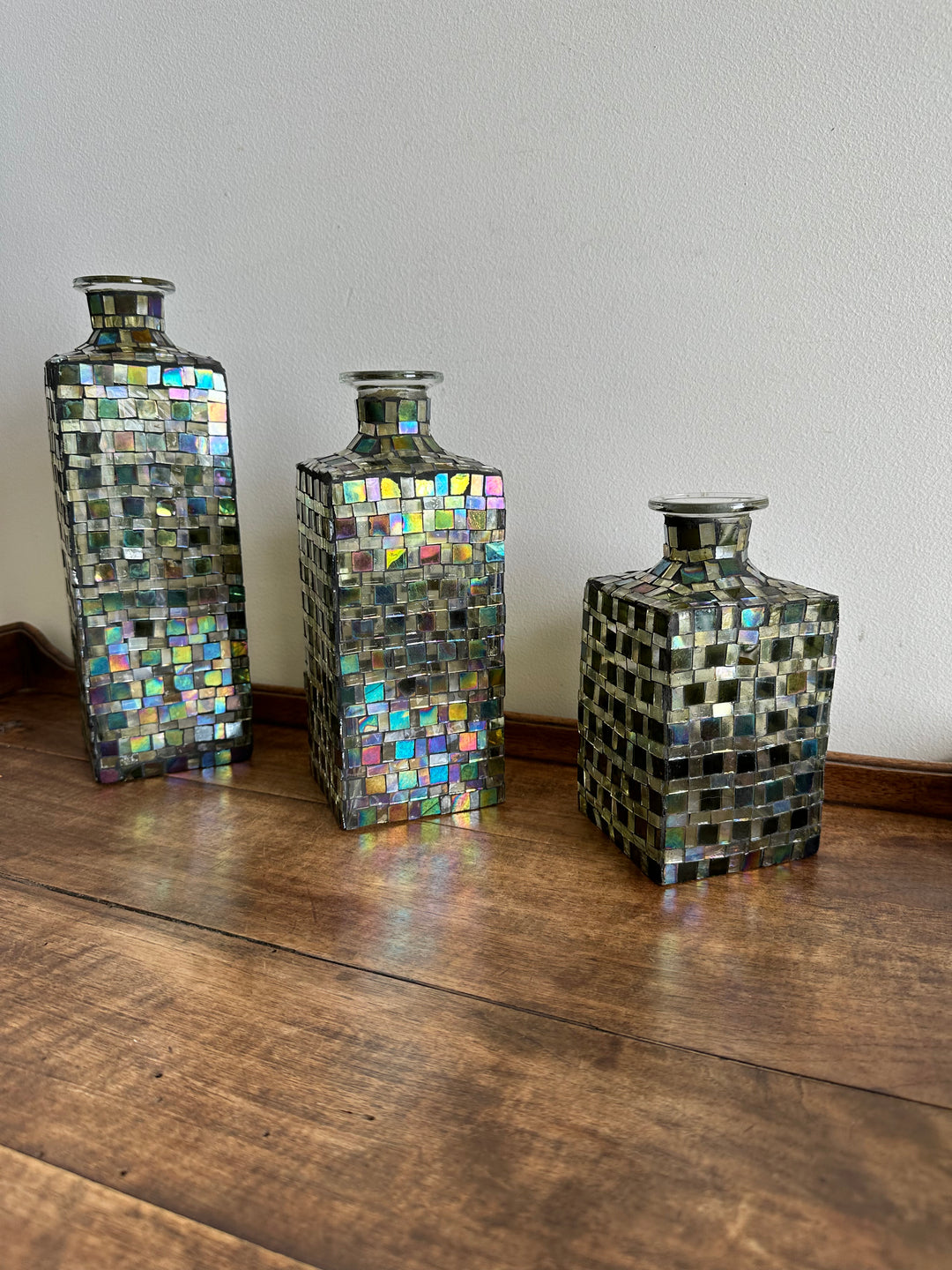 Bouteilles recouvertes de mosaïque