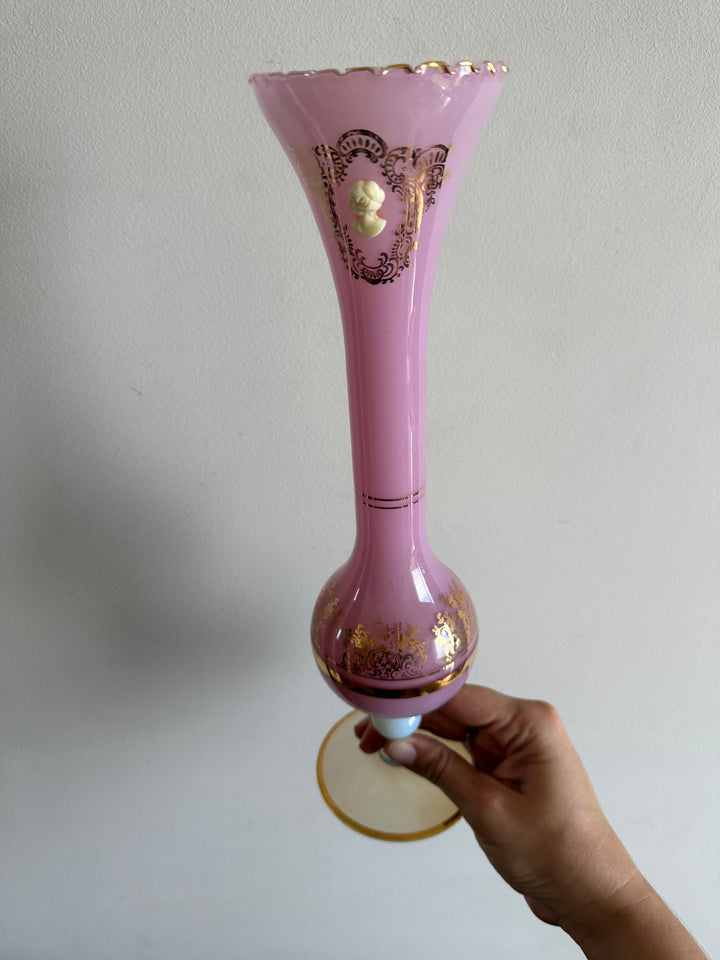 Vase en opaline rose serti d'un camé en résine