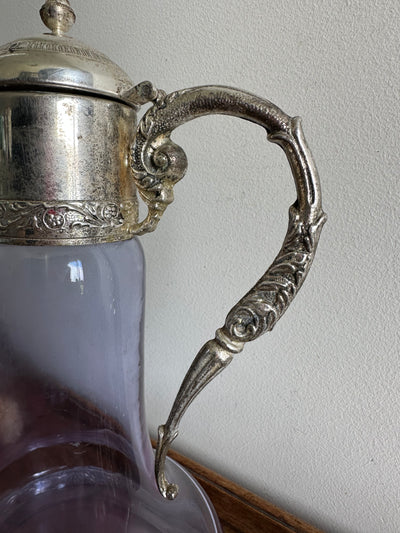 Carafe en verre violine bec et anse en métal argenté travaillés