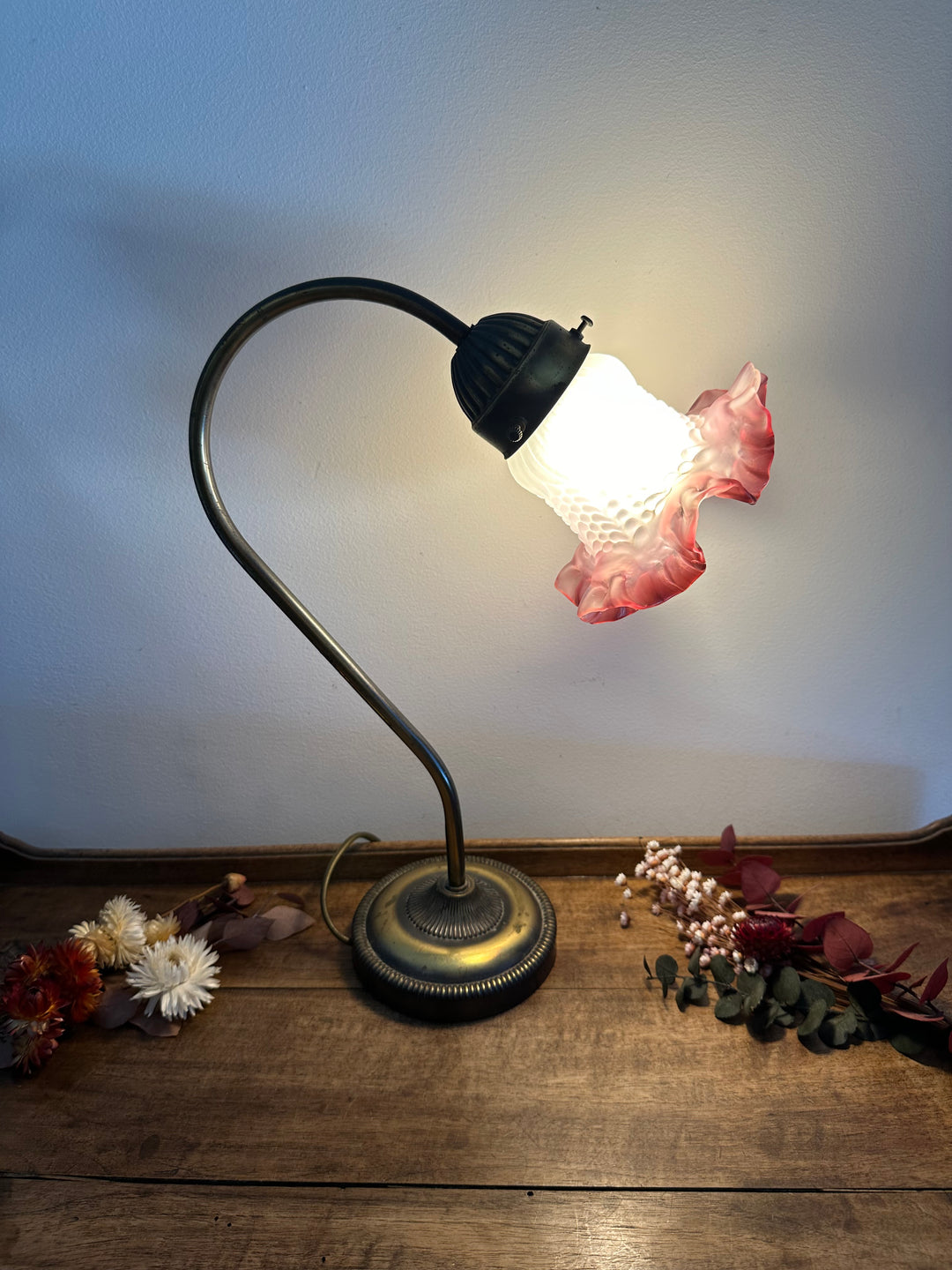 Lampe en laiton col de cygne globe tulipe rose