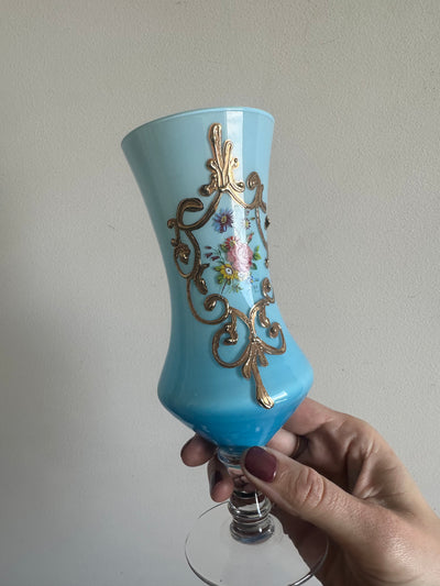 Vase sur pied en opaline bleue décoré de fleurs et dorures