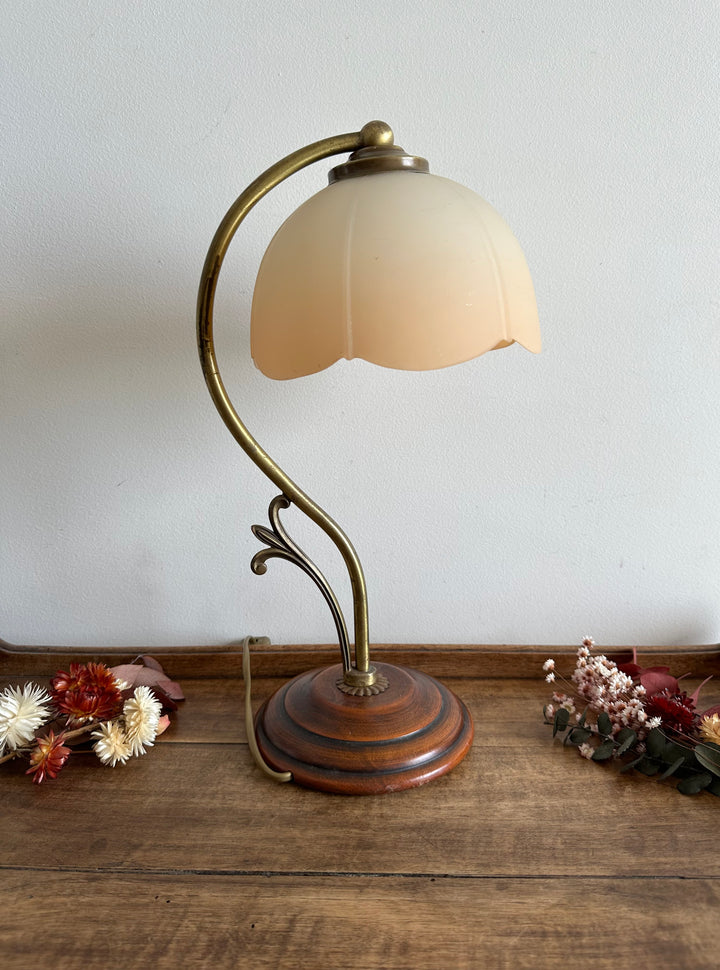 Lampe en laiton et bois globe tulipe couleur pêche poudrée