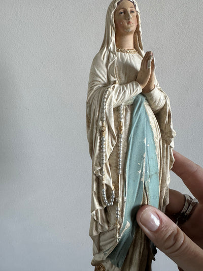 Statuette de la Sainte Vierge en plâtre fin XIX début XX ème