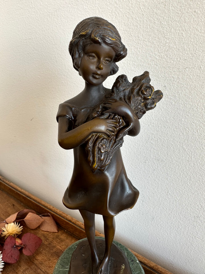 Statuette signée petite fille aux fleurs en bronze 1910