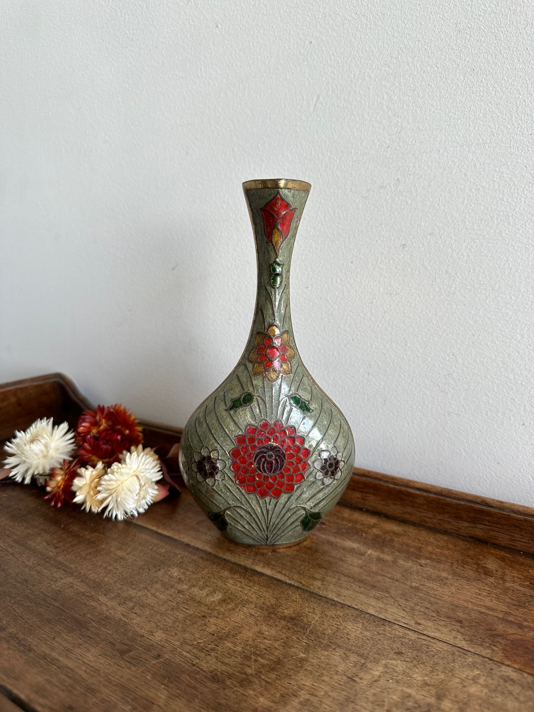 Vase en laiton émaillé motif fleurs rouges