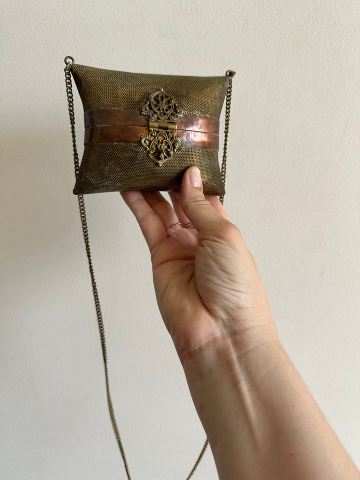 Minaudière en laiton et cuivre avec chainette