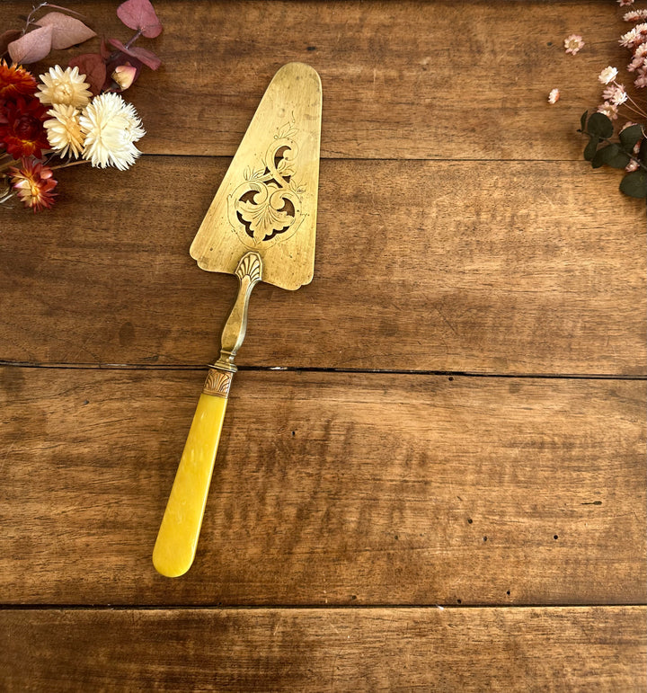 Pelle à tarte en laiton et bakélite jaune