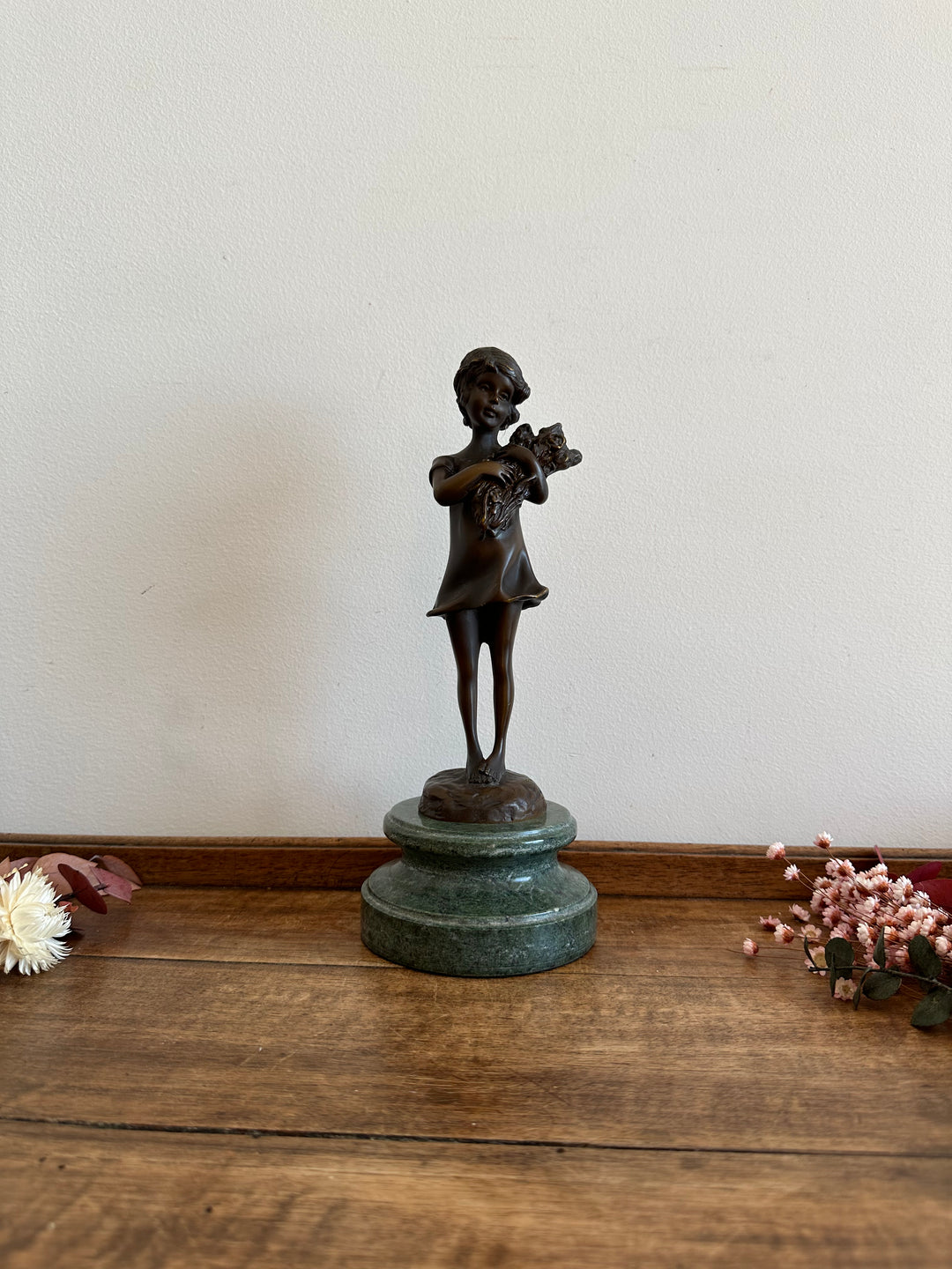 Statuette signée petite fille aux fleurs en bronze 1910