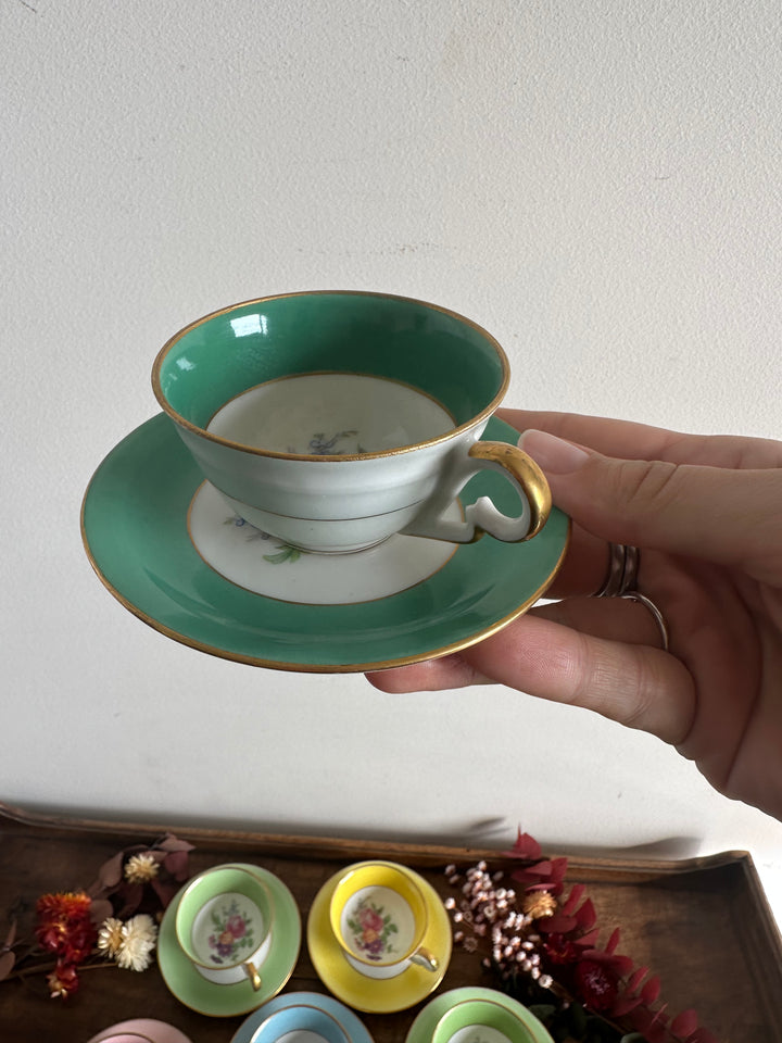 Service à café fleuri en porcelaine colorée