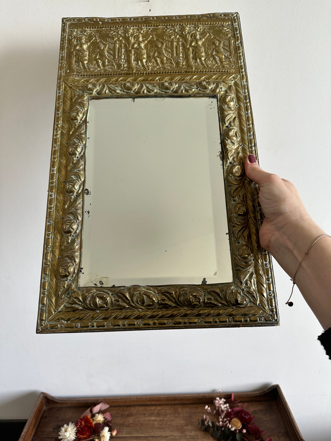 Miroir biseauté rectangulaire années 30 recouvert de laiton repoussé